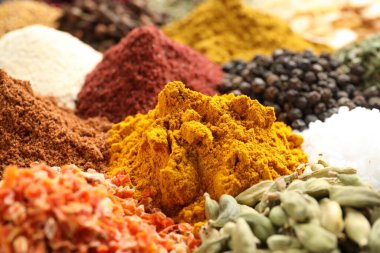 Arkaplan olarak birçok farklı baharat, yakın görünüm