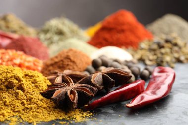 Karanlık masada çok farklı baharatlar var, yakın plan.