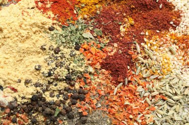 Arka plan olarak birçok farklı baharat, üst görünüm