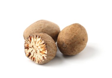 Bütün ve kesilmiş hindistan cevizleri beyazda izole edilmiş.