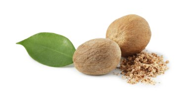 Bütün hindistan cevizi, yaprak ve toz beyaza izole edilmiş.