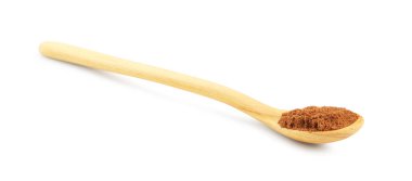 Hindistan cevizi tozu beyaz kaşıkta izole edilmiş.