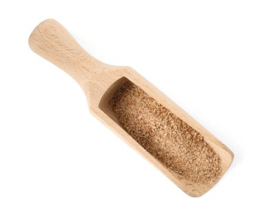 Kepçedeki Nutmeg tozu beyaza izole edilmiş, üst görünüm