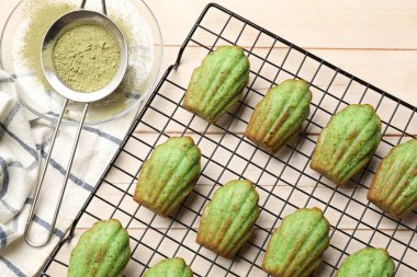 Lezzetli kibrit makarnalı kekler açık ahşap masada, düz yatıyordu.