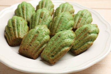 Lezzetli kibrit makarnalı kekler açık ahşap masada, yakın plan