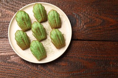 Ahşap masada nefis kibrit makarnalı kekler, üst manzara. Metin için boşluk