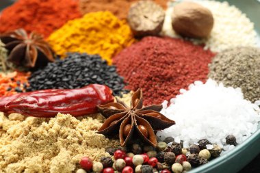 Masada çok farklı aromatik baharatlar var, yakın plan.