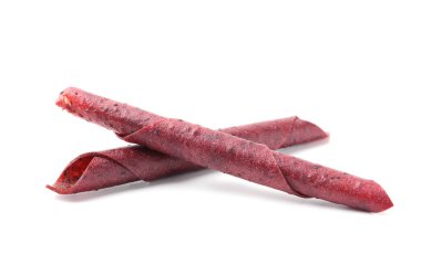 Beyaz arka planda lezzetli meyve ruloları