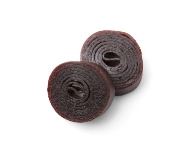 Beyaz arka planda nefis meyve dürümleri.