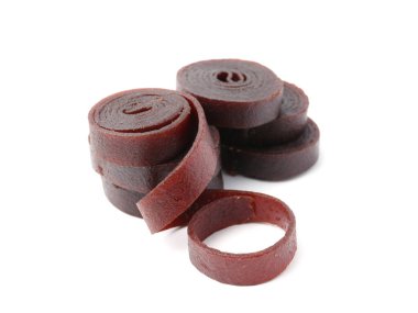 Beyaz arka planda lezzetli meyve ruloları