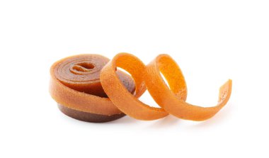 Beyaz arka planda lezzetli meyve ruloları