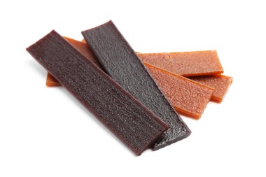 Beyaz arka planda lezzetli meyve derisi parçaları.