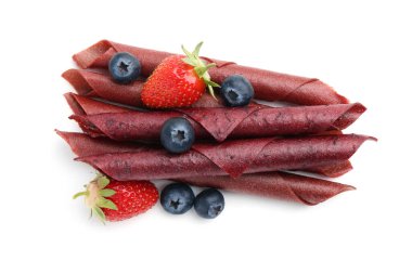 Lezzetli meyve dürümleri, çilekler ve yaban mersinleri beyaza izole edilmiş, üst manzara.