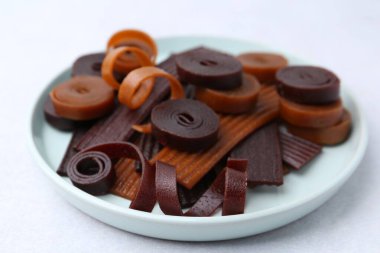 Lezzetli meyve dürümleri beyaz masada, yakın plan.