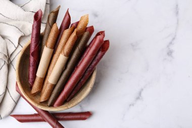 Lezzetli meyve derisi mermer masada yuvarlanıyor, düz yatıyordu. Metin için boşluk