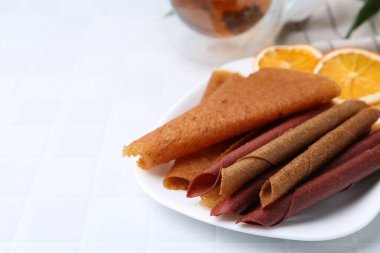 Lezzetli meyve dürümleri beyaz masada, yakın plan. Metin için boşluk