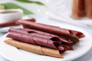 Lezzetli meyve dürümleri beyaz masada, yakın plan.