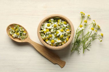 Taze papatya çiçekleri açık ahşap masada, düz yatıyordu.