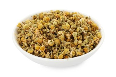 Kuru papatya çiçekleri beyaz kasede izole edilmiş.