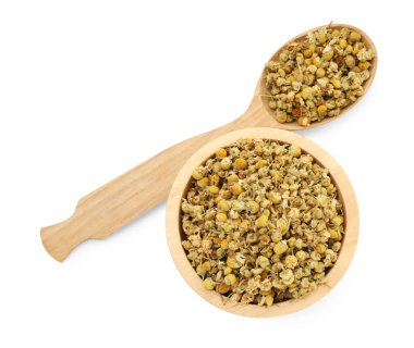 Kuru papatya çiçekleri kasede ve kaşıkta izole edilmiş beyaz, üst manzara