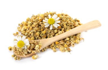 Kuru, taze papatya çiçekleri ve beyaz üzerine izole edilmiş kaşık.