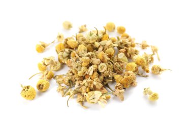 Kuru papatya çiçeği yığını beyazda izole edilmiş.