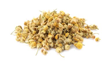 Kuru papatya çiçeği yığını beyazda izole edilmiş.