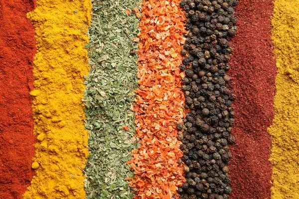 Arka plan olarak birçok farklı baharat, üst görünüm