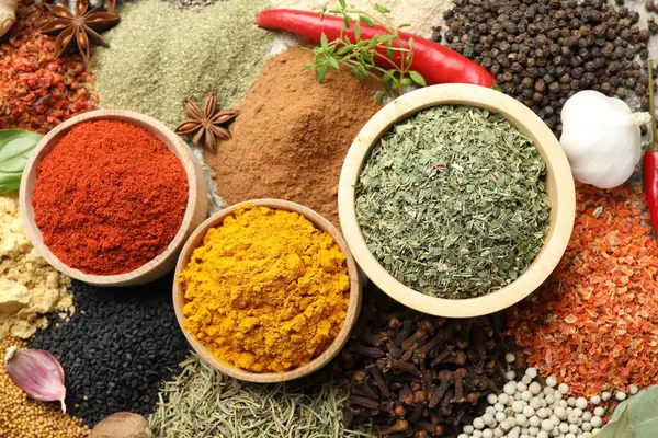 Arka plan olarak birçok farklı baharat, üst görünüm