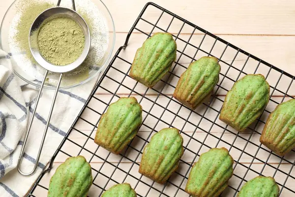 Lezzetli kibrit makarnalı kekler açık ahşap masada, düz yatıyordu.