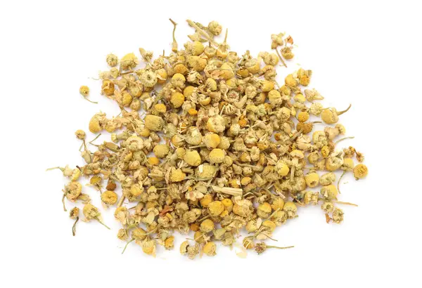 Kuru papatya çiçekleri yığını, beyaza izole edilmiş, manzaranın üstünde