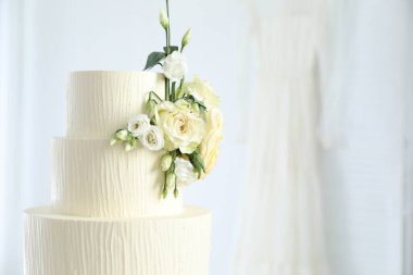 Evin içinde çiçek desenli nefis düğün pastası, yakın plan. Metin için boşluk