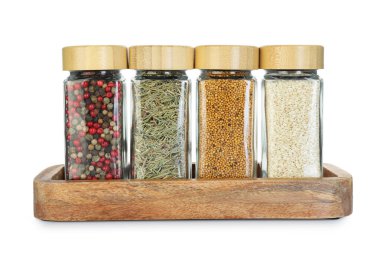 Beyaz kavanozlardaki farklı aromatik baharatlar.