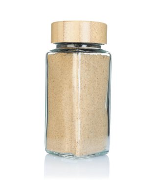 Baharat kavanozundaki sarımsak tozu beyaza izole edilmiş.