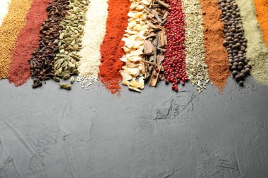 Siyah masada birçok farklı baharat var, yakından. Metin için boşluk