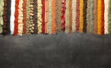 Siyah masada bir sürü farklı baharat var. Metin için boşluk