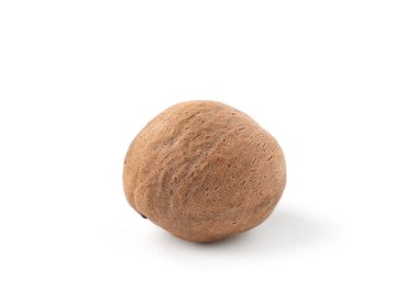 Taze bir hindistan cevizi beyaza izole edilmiş.