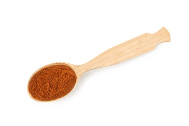 Kaşıktaki nutmeg tozu beyaza izole edilmiş, üst görünüm