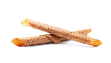 Beyaz arka planda lezzetli meyve ruloları