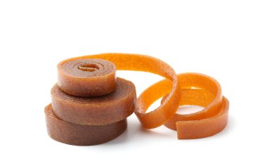 Beyaz arka planda lezzetli meyve ruloları