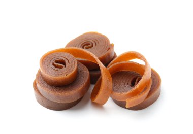 Beyaz arka planda lezzetli meyve ruloları