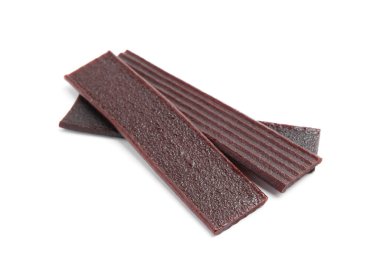 Beyaz arka planda lezzetli meyve derisi parçaları.