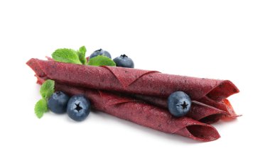 Lezzetli meyve dürümleri, yaban mersini ve nane şekeri beyaza izole edilmiş.