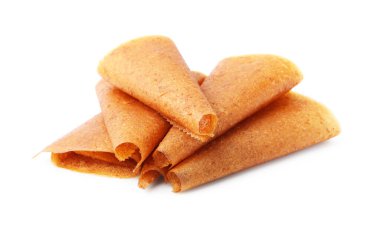 Lezzetli meyveli börekler beyazda izole edilmiş