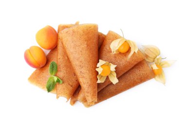 Lezzetli meyve dürümleri, kayısılar ve bitki özleri beyaza izole edilmiş.