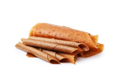 Lezzetli meyveli börekler beyazda izole edilmiş