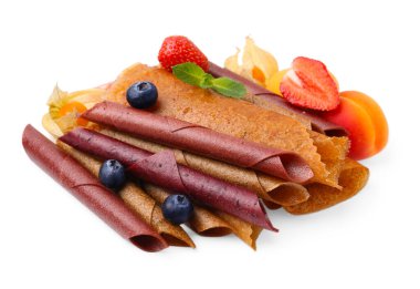 Lezzetli meyve dürümleri, nane ve böğürtlenler beyaz üzerine izole edilmiş.