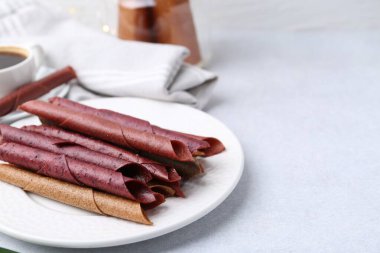 Lezzetli meyve dürümleri beyaz masada, yakın plan. Metin için boşluk