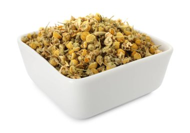 Kuru papatya çiçekleri beyaz kasede izole edilmiş.