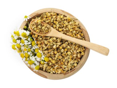 Kuru ve taze papatya çiçekleri kasede, beyaz, üst manzarada izole.